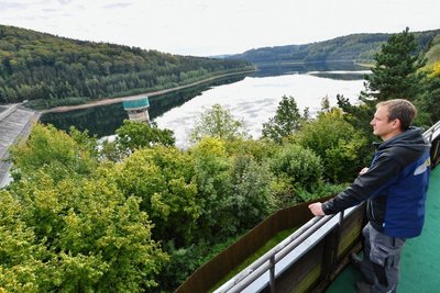Insgesamt 15,6 Millionen Kubikmeter Wasser fasst die Talsperre Lichtenberg. Sie dient zur Trinkwasserversorgung von etwa 200.000 Einwohnern. Demnächst soll das Bauwerk umfassend saniert werden. Stauwart Michael Beier überwacht die Anlage.