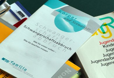 Nicht nur soziale und wirtschaftliche Unsicherheit sind Gründe gegen ein Kind. Auch der Beratungsbedarf steigt. 