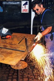 Stahlbildhauer Wolfram Schneider bei einer früheren Aktion in seinem Atelier. Auch das Schweißen beherrscht er.