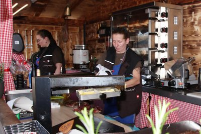 In der Tiroler Hütte haben die Mitarbeiterinnen alle Hände voll zu tun.