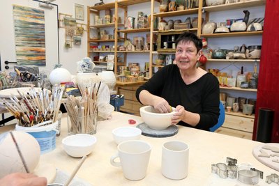 Heike Kozok in ihrem Atelier beim Ausformen der inneren Beschichtung einer Schale.