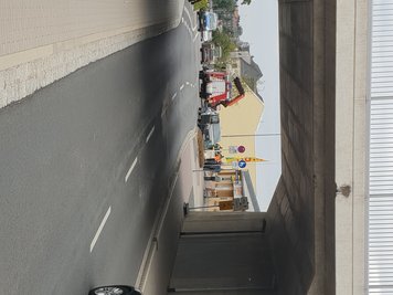 An der Bahnbrücke entstand oberflächlich betrachtet Schaden am Beton. 