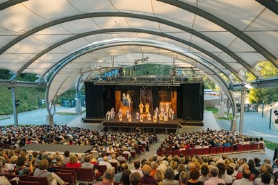 Volle Reihen, wie bei eine Aufführung der Verdi-Oper Nabucco im Naturtheater Bad Elster im Jahr 2019, wird es dieses Jahr nicht geben. Die Saison wird aufgrund der Pandemie verschoben.