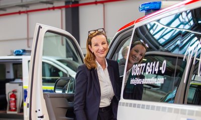 Geschäftsführerin Cathrin Wilhelm an einem der von Binz komplettierten Sonderfahrzeuge. Das Thüringer Unternehmen hatte das MAN-Werk Plauen am 1. April übernommen. Doch nicht alle Mitarbeiter wechseln mit. 