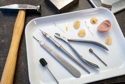 Mit diesen Instrumenten werden beispielsweise eingewachsene Fußnägel behandelt – unter anderem mit Nagelspangen.