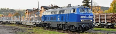 Betriebsamkeit hat für 24 Stunden am Bahnhof Pockau geherrscht. 21 Spezialwaggons wurden mit mehr als 1500 Festmetern Holz aus erzgebirgischen Revieren befüllt. Per Zug geht die Fahrt zu einem bayrischen Holzproduzenten. 