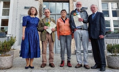 Die Preisträger Jörg M. Pönnighaus (2. v.r.) und Siegfried Schönherr (2. v. l.) bei der Ehrung der Vogtländischen Literaturpreisträger Frieder Spitzner und Birgit Klemm (Mitte) von der Vogtländischen Literaturgesellschaft sowie Martina Bundzsus vom Neuberinhaus Reichenbach. 