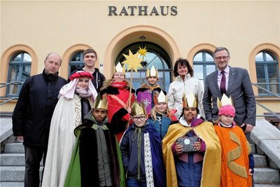 Die Sternsinger am Dienstag vorm Reichenbacher Rathaus. OB Raphael Kürzinger (rechts) empfing die Gruppe und dankte für den Segen, den sie für 2023 überbrachte. 