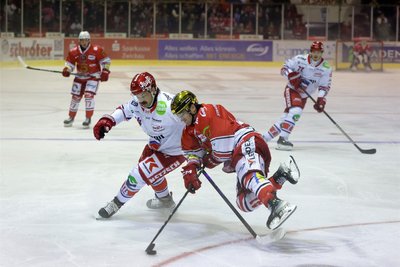 Colin Smith - rechts im Spiel am Freitag gegen Selb - und die Eispiraten Crimmitschau konnten ihre Erfolgsserie am Sonntag in Ravensburg nicht weiter ausbauen.