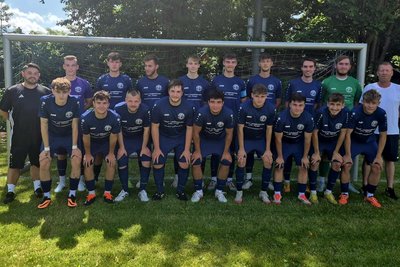 VfB Fortuna Chemnitz II Hinten von links: Trainer Christopher Holz, Schüler, Lenz (1. Mannschaft), Haubold, Felke, B. Thiemer, Melnyk, Liebold, Heller, Mannschaftsleiter Andreas Heller. Vorn von links: Hausmann, Tatochenko,Wappler, T. Thiemer, Zuk, Groß, Oehmichen, Diller, Velychko.