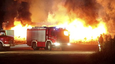 In einem Agrarbetrieb in Bieberstein ist in der Nacht zu Sonntag ein Großbrand ausgebrochen.