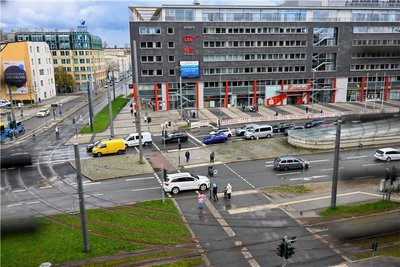 Vorm Haupteingang der Sparkasse an der Bahnhofstraße hat sich der Angriff am 25. März gegen 2.10 Uhr ereignet. 