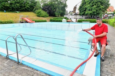 Im Romanusbad Siebenlehn freut sich Schwimmmeister Marcel Säurich auf den Saisonstart am Samstag.