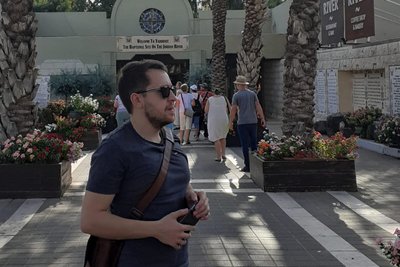 Martin Schönfelder an einer Taufstelle am Fluss Jordan.