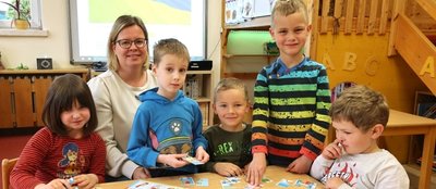 Kita-Leiterin Nadja Leuschner probiert im Meeraner "Spatzennest" Spiele aus, die ohne Sprachbarrieren funktionieren. 