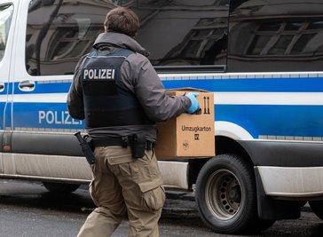 In Schwarzenberg war am Mittwochmorgen die Polizei angerückt - so ähnlich wie auf diesem Symbolfoto. Nach dem Fund einer scharfen Waffe hat es weitere Durchsuchungen gegeben.