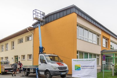 „Energiewende in Bürgerhand“: Mit diesem Slogan wirbt vor der Grundschule in Neudorf ein Transparent der Genossenschaft Erzgebirgsenergie.