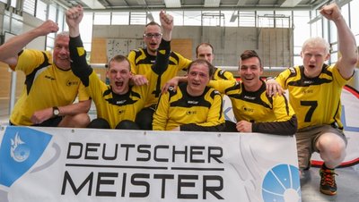 Die Goalballer des BFV Ascota jubeln über den Meistertitel, den sie verteidigen konnten.