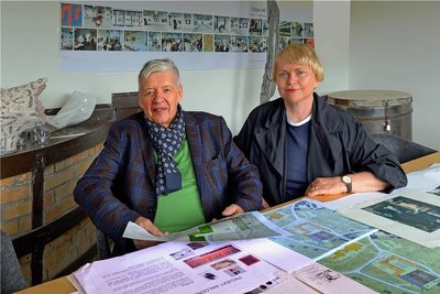 Die Waldenburger Eheleute Peter und Sabine Tauscher mit den Plänen für das künftige "Form Waldenburg" in der gleichnamigen Töpferstadt, das auf der Brache des einstigen Marstalls entstehen soll. 