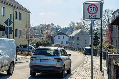 Tempo-30-Zonen gelten innerorts nur auf Straßen mit konkreter Gefährdung oder vor Kitas und Schulen. 