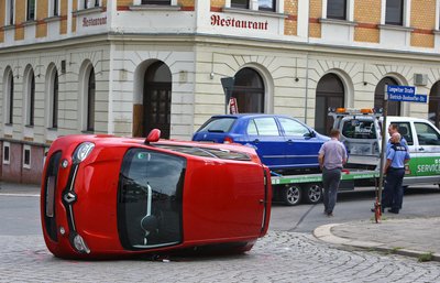 Durch einen Zusammenstoß mit einem Skoda kippte ein Renault in Glauchau auf die Fahrerseite