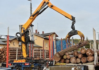 Drei Fuhrunternehmen der Region hatte mit sechs Holztransportern das Fichtenholz herangefahren und mit ihren Fahrzeug-Kränen verladen.