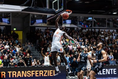 Amadou Sow mit einem Dunking gegen die London Lions.