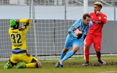 Torschütze Anton Fink hatte es nach der Verwandlung des Strafstoßes eilig. Letztlich blieb es aber beim 1:1 des CFC in Stuttgart.