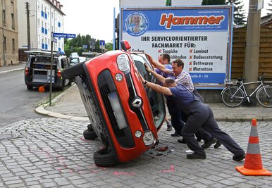 Autohausmitarbeiter und Polizei stellten den Pkw wieder auf die Räder