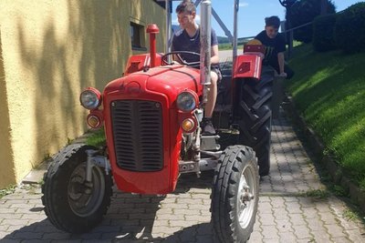 Auch dieser Massey Ferguson (1964), hier mit Eddi und Willi Neuber aus Neuhausen, wird gezeigt.