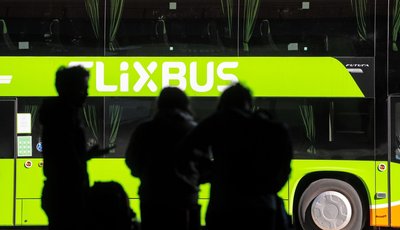 Der Fernbusanbieter Flixbus will mehrere Städte in Ostdeutschland neu mit dem Flughafen Berlin-Brandenburg verbinden. (Archivbild)
