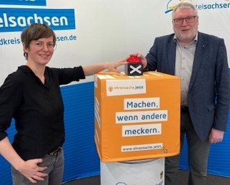 Koordinatorin Anne-Kathrin Gericke und Landrat Matthias Damm beim Start der Plattform. 