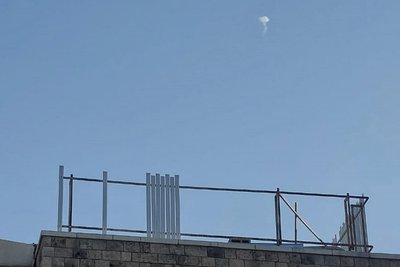 Keine gewöhnliche Wolke. Die israelische Raketenabwehr hat eine feindliche Rakete zerstört.