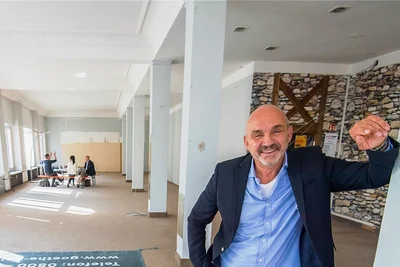 Hartmut Teicke im Gebäude, das er als Goethe-Palais vermarktet.
