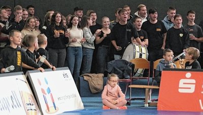 Der lautstarke Fanblock der WKG Pausa/Plauen wurde beim Heimkampf gegen Luckenwalde von Pausas Eigengewächs Sid Wetzel an der Trommel angeführt. Im Regionalliga-Aufgebot fehlte er verletzt.
