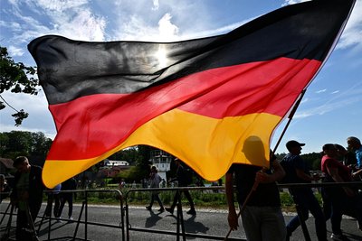 Eine Deutschlandfahne wird auf dem Weg zu einer Wahlkampf-Veranstaltung der AfD unweit vom Deutsch-Deutschen Museum Mödlareuth geschwenkt.