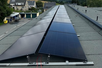Innerhalb weniger Tage waren die PV-Module mit einer Leistung von 30 Kilowatt-Peak auf dem Dach der Grundschule in Neudorf installiert.