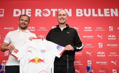 Sport-Geschäftsführer Marcel Schäfer sprach sich zweimal für Ole Werner aus. Doch nun steht der erfolgreiche Trainer bei RB Leipzig vor dem Aus. (Archivbild)