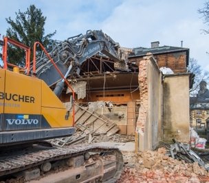 Wird derzeit abgerissen: das ehemalige Kino in Burkhardtsdorf. 