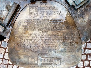Einige Häuser im Modell von Mittweida haben Ziffern. In einer Erklärung steht, um welches Haus es sich handelt. Der Text ist auch in Blindenschrift geschrieben. 