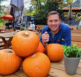 Norbert Hohmann in der "Apotheke im Park" in Hainichen. 