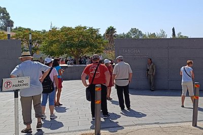 Letzte friedliche Stunden. Besuch der Reisegruppe in Tabgha, wo Jesus Brot auf wundersame Weise vermehrt haben soll.