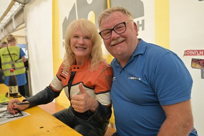 Inge Arends (l.) – hier mit Uwe Stübner vom 1. Auer MSC – gehörte voriges Jahr zu den Ehrengästen.