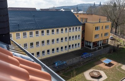 Blick von der Regenbogen-Grundschule auf das ehemalige Arbeitsamt. Hier sollen demnächst ukrainische Kinder unterrichtet werden. 