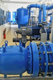 Im Wasserwerk unterhalb der Talsperre wird der Wasserdruck für den Weitertransport des Wasser reduziert.