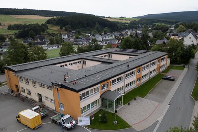 Die Statik des Daches der Grundschule in Neudorf war ohnehin für eine PV-Anlage ausgelegt, hier ein Bild kurz nach Start der Installationsarbeiten.