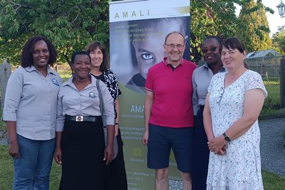 Mit Gästen aus Uganda feiert Amali sein Jubiläum: Annette Akankwasa, Sarah Nassozi, Heidi Schettler, Sven Kummer, Ann Kalega, Karin Sandner (von links).