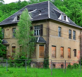 Die verfallene, sogenannte Kommandantenvilla im ehemaligen KZ Sachsenburg. Das frühere Konzentrationslager wurde von 1933 bis 1937 betrieben. 