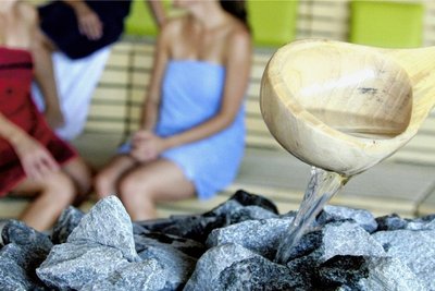 Für viele Saunagänger ist der Aufguss, wie hier in einer Therme in Erding, die Krönung ihres Besuches. Nach der Pandemie und mitten in der Energiekrise steht die Branche unter wirtschaftlichem Druck. 