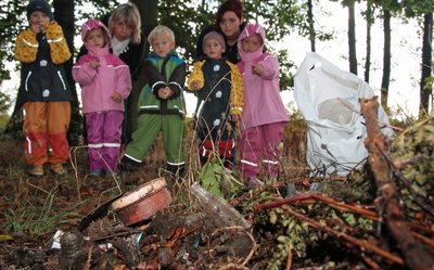 Die Leiterin der Kindertagesstätte in Niederlauterstein, Ina Magener (links), und Elternvertreterin Nicole Rach mit einigen Kindern der Tagesstätte. Direkt am Rand des Trampelpfades liegt jede Menge Müll. Das Herumtollen beim Waldtag ist vorerst gestrichen.